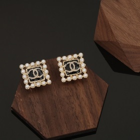 Новые серьги Chanel с квадратными жемчужинами в форме буквы C. Же