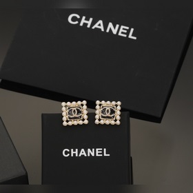 Новые серьги Chanel с квадратными жемчужинами в форме буквы C. Же