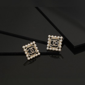 Новые серьги Chanel с квадратными жемчужинами в форме буквы C. Же