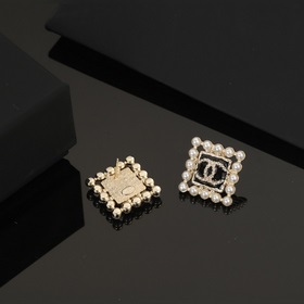 Новые серьги Chanel с квадратными жемчужинами в форме буквы C. Же