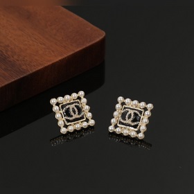 Новые серьги Chanel с квадратными жемчужинами в форме буквы C. Же