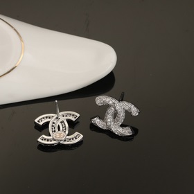CHANEL Серьги Новая модель, идентичная оригиналу, каждая деталь с