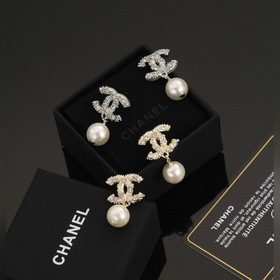 Маленькие серьги Chanel с жемчугом, модные и универсальные, очень