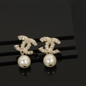 Маленькие серьги Chanel с жемчугом, модные и универсальные, очень