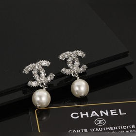 Маленькие серьги Chanel с жемчугом, модные и универсальные, очень