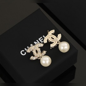 Маленькие серьги Chanel с жемчугом, модные и универсальные, очень