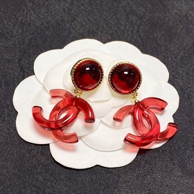Рекомендуемый товар на Xiaohongshu： модные серьги-гвоздики Chanel