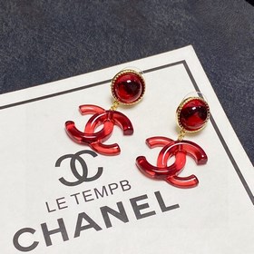 Рекомендуемый товар на Xiaohongshu： модные серьги-гвоздики Chanel