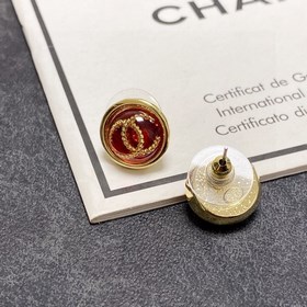 Новые серьги Chanel в стиле ретро красного цвета 2023 года. С пер