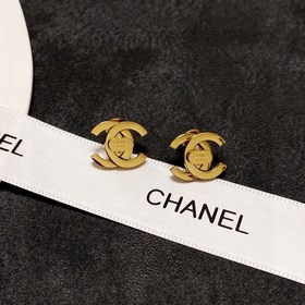 Новые сережки-гвоздики Chanel с блестящей поверхностью. Каждая де