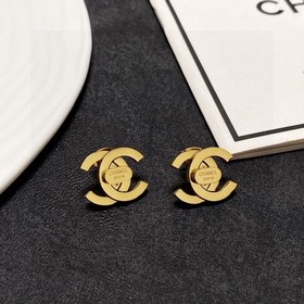 Новые сережки-гвоздики Chanel с блестящей поверхностью. Каждая де