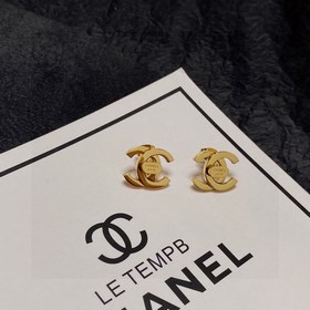 Новые сережки-гвоздики Chanel с блестящей поверхностью. Каждая де