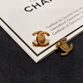 Новые сережки-гвоздики Chanel с блестящей поверхностью. Каждая де