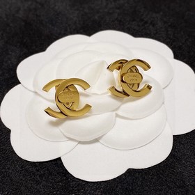 Новые сережки-гвоздики Chanel с блестящей поверхностью. Каждая де