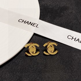 Новые сережки-гвоздики Chanel с блестящей поверхностью. Каждая де
