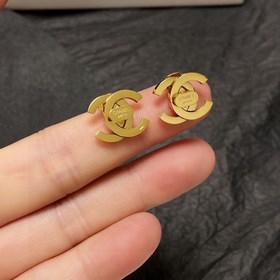 Новые сережки-гвоздики Chanel с блестящей поверхностью. Каждая де