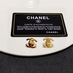 Новые сережки-гвоздики Chanel с блестящей поверхностью. Каждая де