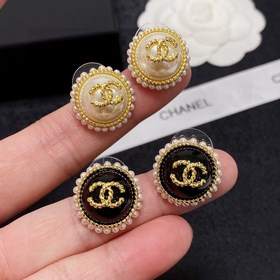 Новая модель милых сережек Chanel с жемчужинами. Популярная модел