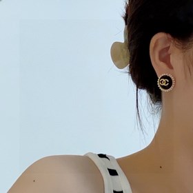 Новая модель милых сережек Chanel с жемчужинами. Популярная модел