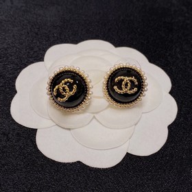 Новая модель милых сережек Chanel с жемчужинами. Популярная модел