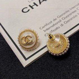Новая модель милых сережек Chanel с жемчужинами. Популярная модел