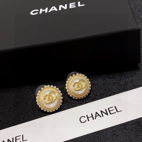 Новая модель милых сережек Chanel с жемчужинами. Популярная модел