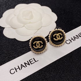 Новая модель милых сережек Chanel с жемчужинами. Популярная модел