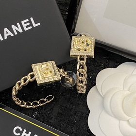 Код E2004 0257825 Популярные серьги-гвоздики Chanel. Новинка. Ор