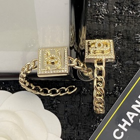 Код E2004 0257825 Популярные серьги-гвоздики Chanel. Новинка. Ор