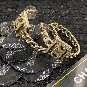Код E2004 0257825 Популярные серьги-гвоздики Chanel. Новинка. Ор