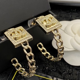 Код E2004 0257825 Популярные серьги-гвоздики Chanel. Новинка. Ор