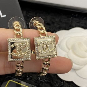 Код E2004 0257825 Популярные серьги-гвоздики Chanel. Новинка. Ор
