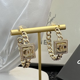 Код E2004 0257825 Популярные серьги-гвоздики Chanel. Новинка. Ор
