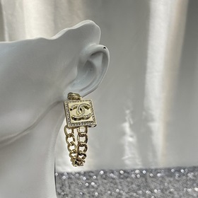 Код E2004 0257825 Популярные серьги-гвоздики Chanel. Новинка. Ор