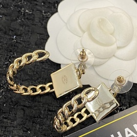 Код E2004 0257825 Популярные серьги-гвоздики Chanel. Новинка. Ор