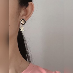 Chanel, новейшая модель, черные круглые серьги с золотыми цветами