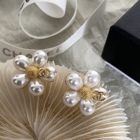 1880130 Chanel, этот дизайн очень нравится. Серьги-гвоздики Chane