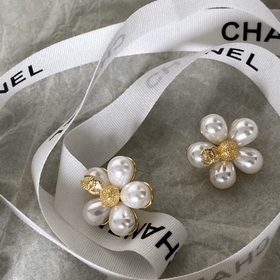 1880130 Chanel, этот дизайн очень нравится. Серьги-гвоздики Chane