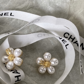 1880130 Chanel, этот дизайн очень нравится. Серьги-гвоздики Chane