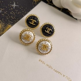 1880130 Спешите приобрести! CHANEL Новая модель сережек-гвоздиков