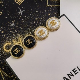 1880130 Спешите приобрести! CHANEL Новая модель сережек-гвоздиков