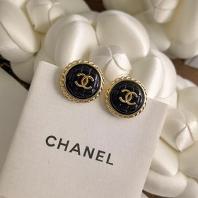1880130 Спешите приобрести! CHANEL Новая модель сережек-гвоздиков