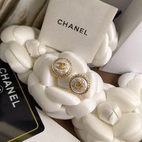 1880130 Спешите приобрести! CHANEL Новая модель сережек-гвоздиков