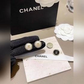 1880130 Спешите приобрести! CHANEL Новая модель сережек-гвоздиков