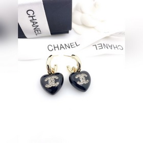 Новейшие серьги Chanel в форме сердца, изготовленные из латуни.