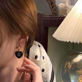 Новейшие серьги Chanel в форме сердца, изготовленные из латуни.
