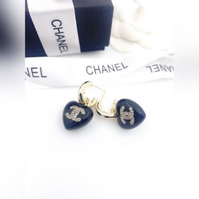 Новейшие серьги Chanel в форме сердца, изготовленные из латуни.