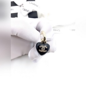 Новейшие серьги Chanel в форме сердца, изготовленные из латуни.