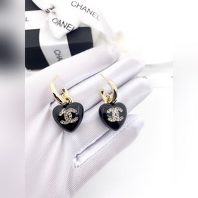 Новейшие серьги Chanel в форме сердца, изготовленные из латуни.