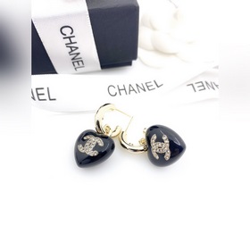Новейшие серьги Chanel в форме сердца, изготовленные из латуни.